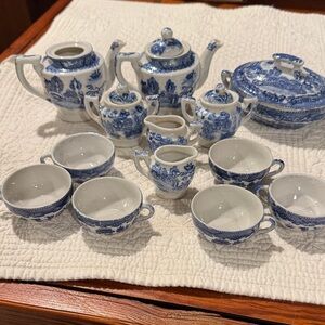 Blue Willow children’s porcelain tea set pieces.